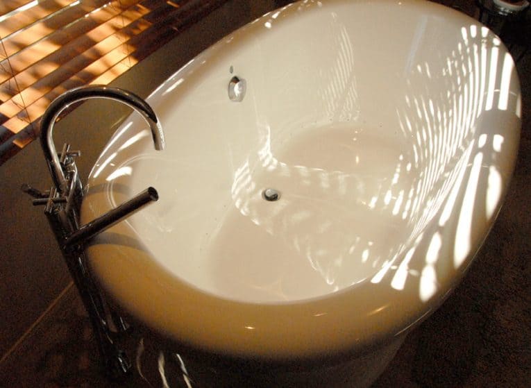 Stubborn Stains From A Fiberglass Bathtub, Clean Stained Fiberglass Bathtub