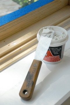 spackle compound and putty knife