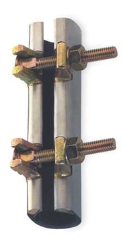 Collier de serrage en acier inoxydable comprenant deux vis et écrous.