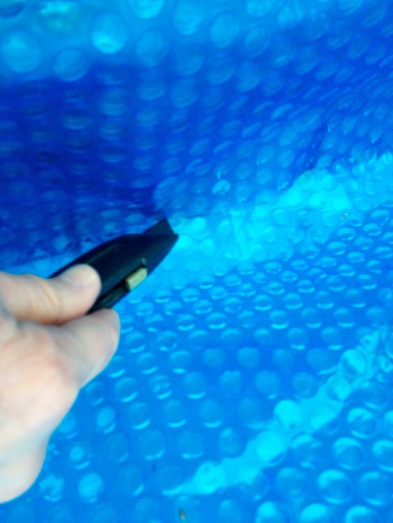 cortar la cubierta de la piscina para que se ajuste a la piscina