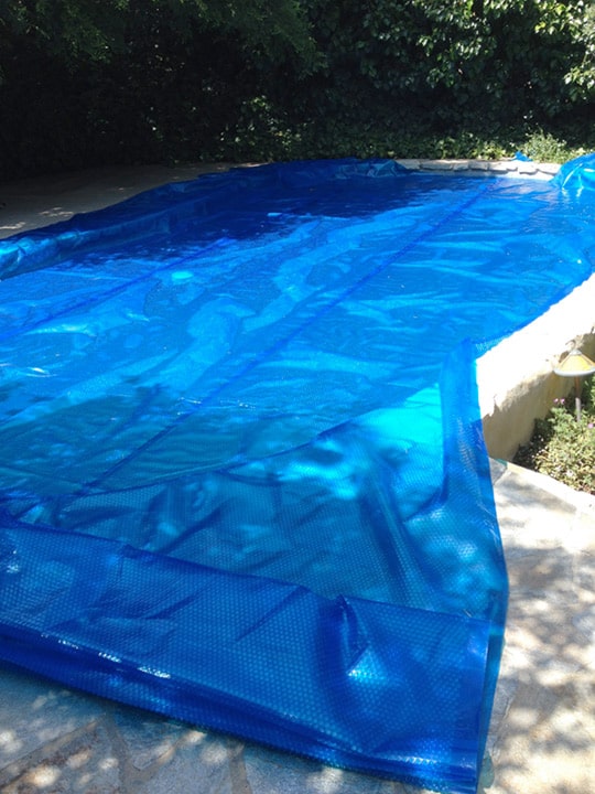 desenrolle la cubierta de la piscina en la piscina