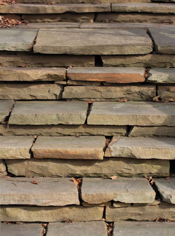 Stairs made of loosly-placed flagstone pieces.